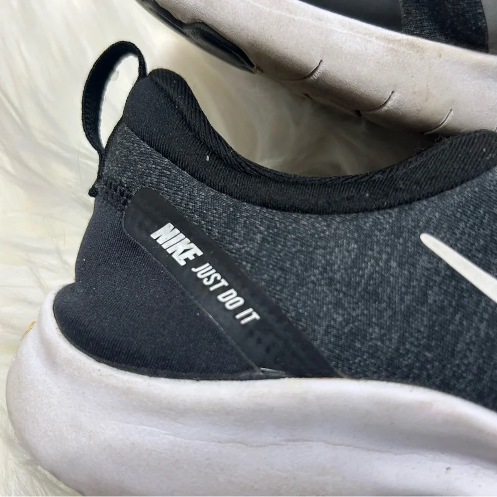 Size 6 Women’s Nike Tennis Shoes E1